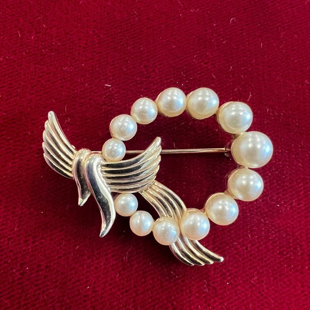 Vintage harp pearl brooch